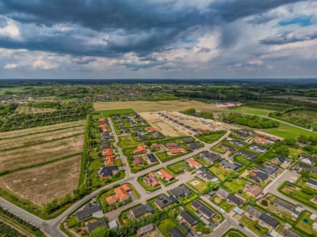 Dronebillede over Salten der viser aftanden til Them