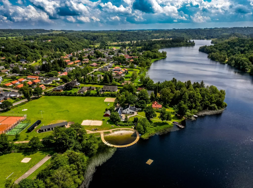 Oplev skove, søer og stier lige udenfor døren. Leg, vandreture og naturoplevelser for hele familien. Udforsk lokalområderne.