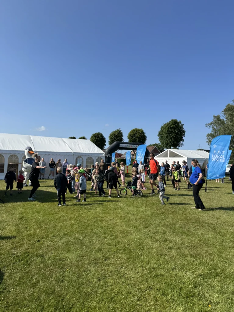 familier deltager i fællesskaber lokalt