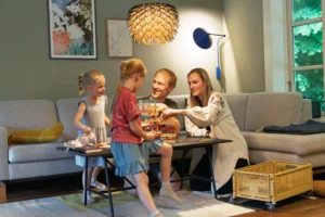 familie på fire sidder og hygger sig i stuen