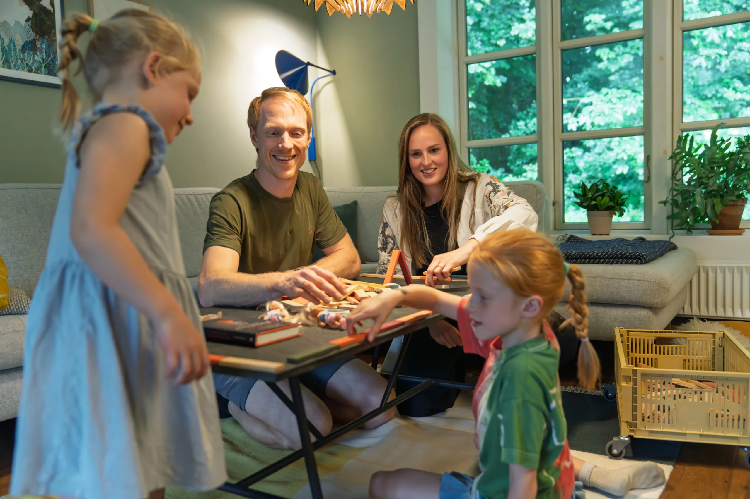 familie hygger i stuen med spil