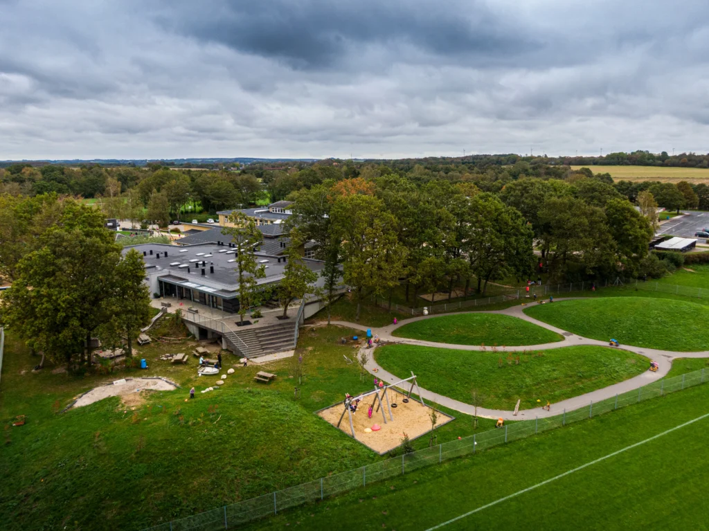 Børnehus med gode udendørs legeplads til børn